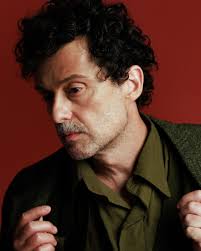 𝐹𝑟𝑎𝑛𝑐𝑖𝑠𝑐𝑜 𝐴𝑙𝑏𝑜𝑟𝑛𝑜𝑧. 𝐷𝑖𝑟𝑒𝑐𝑡𝑜𝑟 𝑦  𝑑𝑟𝑎𝑚𝑎𝑡𝑢𝑟𝑔𝑜. "𝐻𝑎𝑦 𝑚á𝑠 𝑐𝑜𝑠𝑎𝑠 𝑒𝑛𝑡𝑟𝑒 𝑒𝑙 𝑐𝑖𝑒𝑙𝑜  𝑦 𝑙𝑎 𝑡𝑖𝑒𝑟𝑟𝑎, 𝑑𝑒 𝑙𝑎𝑠 𝑞𝑢𝑒 𝑠𝑢𝑒ñ𝑎 𝑡𝑢 𝑓𝑖𝑙𝑜𝑠𝑜𝑓í𝑎."  📸@vinuur._