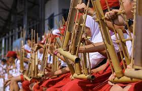 Alat musik pianika juga termasuk salah satu contoh alat musik melodis. Angklung Pengertian Jenis Dan Sejarah Perkembangan Angklung Sunda