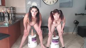 Deux brunes font le défi de baise avec un gode