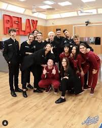 16:51 passano il primo turno, altre due cantanti: Amici 19 Skioffi Dimentica Le Polemiche E Ottiene Il Banco Nella Scuola Tgcom24