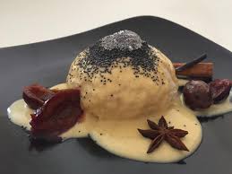 Hefekloss Germknodel Mit Zimt Rotweinzwetschgen Vanillesauce Und Mohnzucker Food Camembert Cheese Cheese