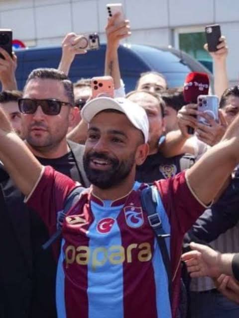 Torcida do Trabzonspor vai &agrave; loucura na chegada de Mohamed Salah