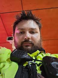 Hey guys need help. How do we get a police man's number 😭 I'm in love with  one in cairns 🤣