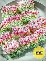Kue cucur (indonesian) or kuih cucur (malay), known in thai as khanom fak bua (ขนมฝักบัว, pronounced kʰā.nǒm fàk būa̯) or khanom chuchun (ขนมจู้จุน or จูจุ่น), is a traditional snack from indonesia, and popular in parts of southeast asia, includes indonesia, malaysia. Diari Rasa Resepi Kuih Sagu Kelapa Versi Kukus Bahan Facebook