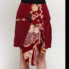 Model rok batik ini dikenal sangat unik karena memiliki style yang berbeda dibandingkan model rok batik pada umumnya. Gesyal Rok Batik Wanita Batik Asimetris Ku Ka