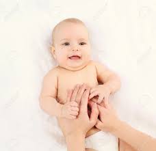 少しする赤ちゃんマッサージの子と健康の概念のかわいい の写真素材・画像素材. Image 59884353.