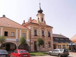 Golčův jeníkov s místními částmi kobylí hlava, nasavrky, římovice, sirákovice, stupárovice a vrtěšice je nejsevernějším městem kraje vysočina, zároveň považovaným za střed české republiky. Golcuv Jenikov Wikipedia
