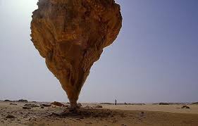 الصخرة الأعجوبة في صحراء الجزائر هذه الصورة تم إلتقاطها سنة 1984 من طرف أحد السياح الأجانب إنها أعجوبة حقا يبدو أن دفعة واحدة بإصبع اليد قد تسقطها هههه voyage