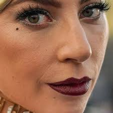 Esta es la piel real de las famosas. Las pieles" perfectas" sin poros y sin  arrugas que se ven a diario en instagram NO SON REALES. Ama tu piel,  siéntete orgullosa de