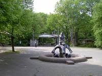 Der haupteingang befindet sich zurückgesetzt hinter dem sportplatz am buckower damm 148 zwischen der britzer mühle und dem eingang zum britzer garten mit der brunnenanlage fette henne. Eingang Britzer Garten Mit Fette Henne Brunnen