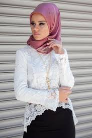 Beyaz Tesettur Dantelli Gomlek Modelleri Moda Tesettur Giyim Moda Stilleri Moda Giyim