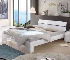 In unserem doppelbett orino 2 schläft es sich im hochmodernen design gleich doppelt so gut. Weisses Hochglanz Bett Mit Breiten Winkelfussen Alamito