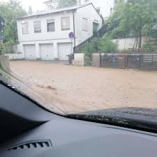 Gefahren durch unwetter im überblick. Unwetter In Bayern Wahre Sturzfluten Sorgen Fur Uberflutete Strassen Blitz Schlagt In Dachstuhl Ein Bayern
