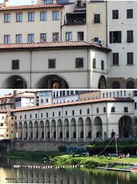 Der geheimgang, der unter den dächern der stadt vom palazzo vecchio zum palazzo pitti verläuft und auch über den ponte vecchio führt, wird seit dezember 2016 restauriert. Elfenrosengarten Ein Geheimgang
