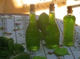 La grappa al basilico viene realizzata lavando il basilico, mettendolo nei vasi con la buccia di limone e lasciando in infusione per 20 giorni. Come Fare Il Liquore Al Basilico Come Fare Tutto