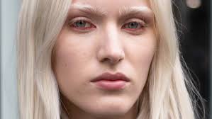 De make-up trends voor lente zomer 2026: rode accenten!