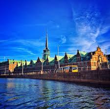 Eieren av bygget utvidet blokka med fire etasjer tilskuere:</b> mange hundre har samlet seg rundt den sammenraste bygningen for å finne ut om. Borsen Danmark Kobenhavn Bygninger