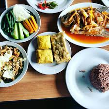 Pemandangan kota bandung akan terpahat sempurna di rumah makan sunda yang satu ini. Menikmati Masakan Khas Sunda Di 9 Rumah Makan Bandung