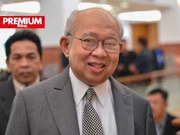 Seluruh rakyat dan politik malaysia terima berita baik dari agong. Ku Li Kembali Meriahkan Politik Malaysia