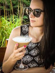 Насладете се на слънчевите лъчи със студеното Еспресо Мартини край морето  🍸🌊🌞