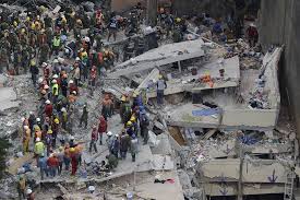Diez años de una ruptura advertida. 50 Gran Foto Del 2017 Il Post I Soccorritori Cercano Di Estrarre Le Persone Intrappolate In Un Edificio Cr Terremoto En Mexico Sismos Mexico Viajes En Mexico
