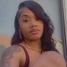 Taco Bell now had dulce de leche Cinnabon delights! These are sweet, salty,  and soooo delicious 😍🍩🩷