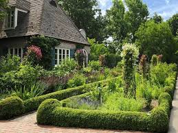 Greenwich Ct Extraordinary 1929 Estate Located On 5 In The Khakum Wood Area Of Greenwich Magnific Traditional Landscape Garden Design Traditional Garden