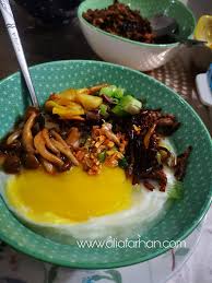 Tak kiralah dimakan pada waktu biasa atau pada waktu kesihatan yang tak mengizinkan,memang hidangan lauk untuk bubur nasi anda boleh tambah ikut keinginan tapi biasanya ada yang buat nasi bubur ikan bilis goreng,telur asin,kangkung goreng. Resipi Bubur Nasi Berlauk Mudah Vanilla Freak