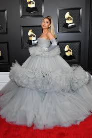 Ariana grande wore a custom gray giambattista valli gown with matching gloves at the 2020 grammy awards. Die Unvergesslichsten Looks Der Grammy Awards Gala De