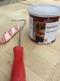 Vernik bünyesinde renk verici boyar madde bulunmayan, şeffaf olması nedeniyle ahşabın doğal görünümünü kapatmayan, dekoratif bir görüntü veren, yağmur, güneş, mantar, küf, atmosfer şartları, darbe, aşınma gibi etkilere karşı ahşabı koruyan bir malzemedir. Yipranmis Ahsap Tamiri Kahramanlar Orman Urunleri