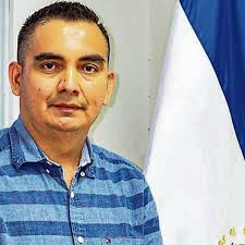 Sancionan a alcalde por contratar a un primo