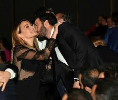 Neslişah alkoçlar paylaştığı fotoğrafın altına eşi engin altan düzyatan'ın eski sevgilisi özge özpirinçci ile ilgili yapılan yoruma tepki göstermişti. Ozge Ozpirincci Nin Sevgilisi Bakin Kim Cikti