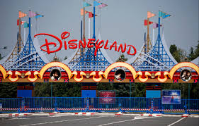 ⚜️ a disneyland paris, il existe de nombreuses histoires qui vous plongent dans un monde unique. Disneyland Paris To Reopen From July 15 With Limited Capacity And Mandatory Face Masks