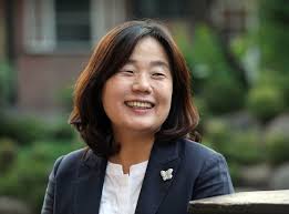 1992년 이후 한국정신대문제대책협의회(약칭 정대협) 간사, 사무국장, 사무총장 등을 역임하고 2008년부터 정대협 상임대표를 거쳐 일본군성노예제 문제해결을 위한 정의기억연대의 이사장을 역임했다. ìœ¤ë¯¸í–¥ ì™€ì¸ ì´ì •ë¦¬