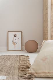 hippe posters in huis elle interieur beige kamer slaapkamer muur kleuren kleurrijke kamers