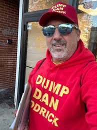 Daniel Rodrick Mayor of Toms River en carro de propiedad de la township en  su camino a su trabajo a tiempo completo en Irvington