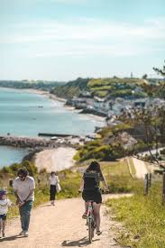 Normandie 3 Jours Sur Les Traces Du Debarquement Refuse To Hibernate Plage Du Debarquement Visiter La Normandie Voyage A Velo