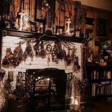 L Histoire Des Sorcieres En 2020 Maison De Sorciere Maison Gothique Decor De Sorciere