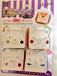 ごはんの時間が好きになる 100円ショップで買える 子供の食事サポートグッズ 3選 離乳食 赤ちゃん エプロン 100円 100均 子ども ご飯 食事 食事グッズ 食事サポート daiso キャンドゥ セリア ダイソー 食卓 箸サポート novelty ice tray tofu