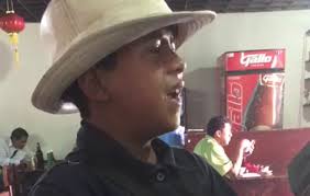 Christopher, el niño que paga sus estudios cantando en la zona 1