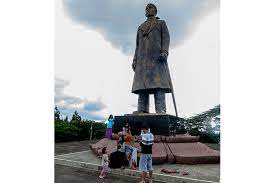 Obyek wisata baru dan bernilai sejarah, namanya monumen jenderal sudirman. Monumen Jenderal Sudirman Di Pacitan Saksi Bisu Kemerdekaan Indonesia Halaman All Kompas Com