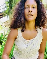 Cissa Paz live from the backyard!