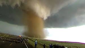 Der wirbelsturm entstand nahe der ortschaft krummhörn und wirbelte. Wirbelsturm Video Sturmjager Filmen Tornado In 360 Grad Geo