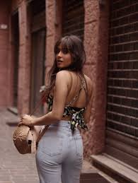 A influencer deu a novidade nas redes sociais. Angie Costa On Twitter