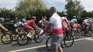 Elia viviani, le sprinteur italien de l'équipe cofidis, vainqueur d'une étape du tour de france en 2019, s'est prêté au jeu de l'interview décalée. Au Ravitaillement Les Assistants Ont Plus D Un Tour Dans Leur Musette