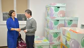 Este vorba de 2.500 de lei (aprox. Foto Video Trusoul Pentru Nou NÄƒscut Acordat Gratuit La Maternitatea BraÈ™ov Sub FormÄƒ De Produse Destinate Primelor Trei Luni Ale BebeluÈ™ului Programul S Ar Putea Prelungi È™i La FÄƒgÄƒraÈ™