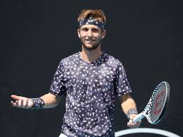 Vater apostolos ist tennistrainer, großvater sergei salnikov ein berühmter fußballspieler, der mit dem sowjetischen team 1956 olympisches gold holte. Atp Corentin Moutet Halt Wutrede Uber Vater Von Stefanos Tsitsipas