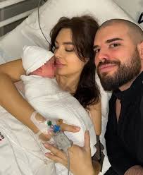 Tek rođena beba Adama Adaktara u bolnici,