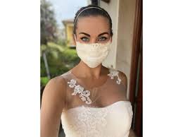 Mindfulness e meditazione, le pratiche per il benessere quotidiano. The Mask Becomes Fashion The People Ahead And Behind