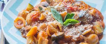 Portez à ébullition un grand volume d'eau dans une casserole avec les bords hauts. Orecchiette Aux Legumes Recette Vegetarienne